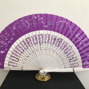 abanico pintado en morado
