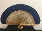 abanico azul en madera