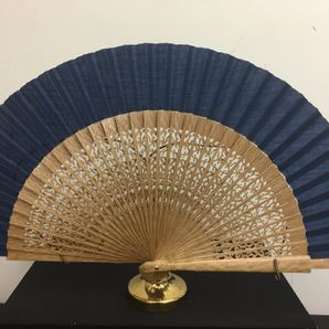 abanico azul en madera