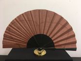 abanico marrón en madera