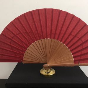 abanico rojo en madera especial