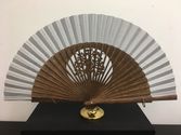 abanico en madera con dibujo de árbol
