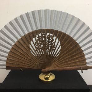 abanico en madera con dibujo de árbol